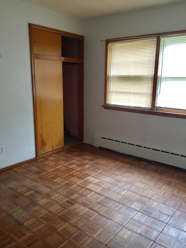 Building Photo - Cozy 3bedroom available Nov 1st.