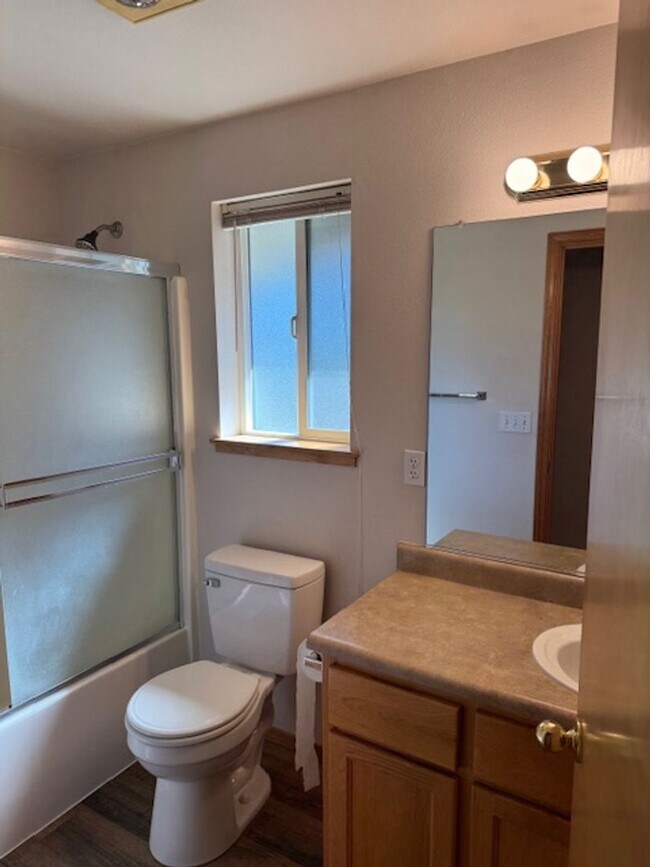 Building Photo - 323-325 SE K