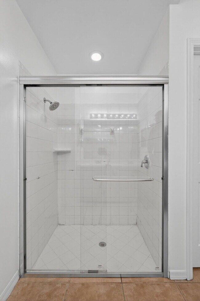 Building Photo - 5020 N La Sedona Cir