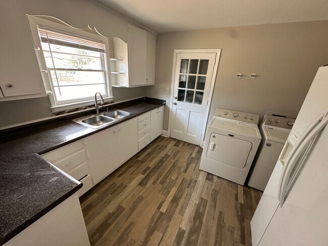 Building Photo - Charming 3BR Home Near Duke Regional