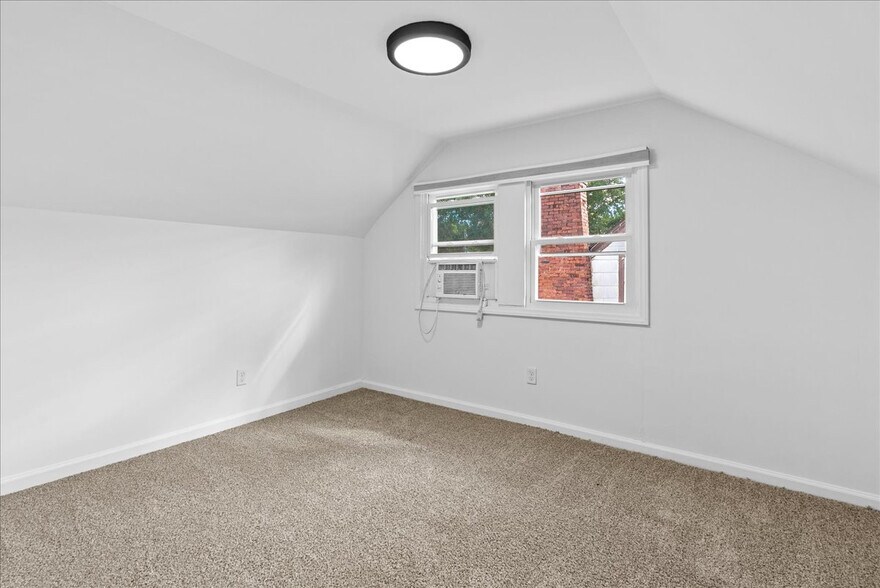 Building Photo - Room in House on Carlton Ave