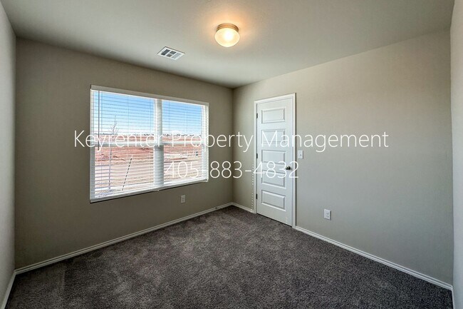 Building Photo - Gorgeous 4 Bed 2 Bath Home in Heart Of Yukon!