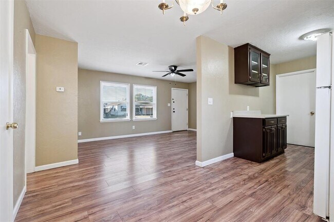 Building Photo - 317 E Key Blvd