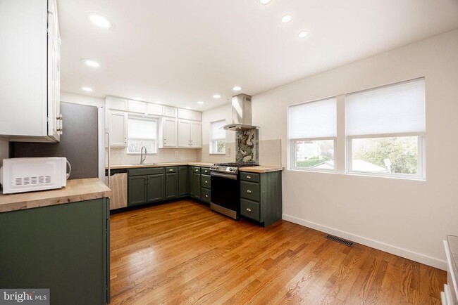 Building Photo - 353 William St