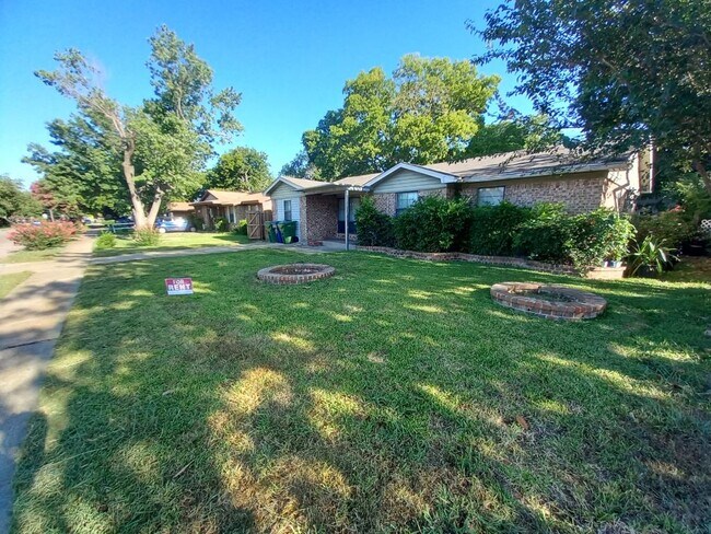 Building Photo - 1533 Meadowcrest Dr