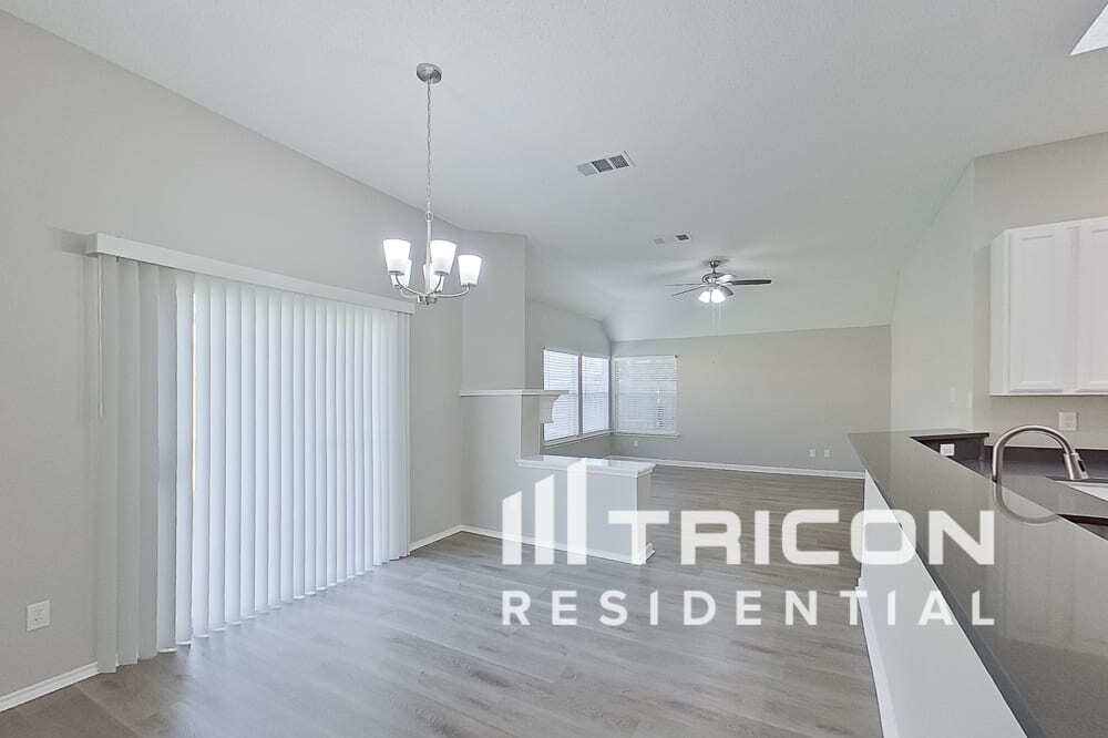 Building Photo - 521 Spicewood Dr