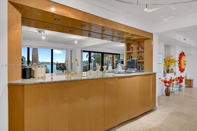 Building Photo - 279 N Hibiscus Dr