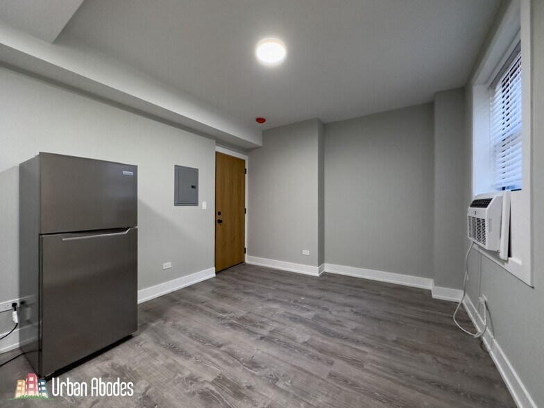 Building Photo - 501 W Belmont Ave