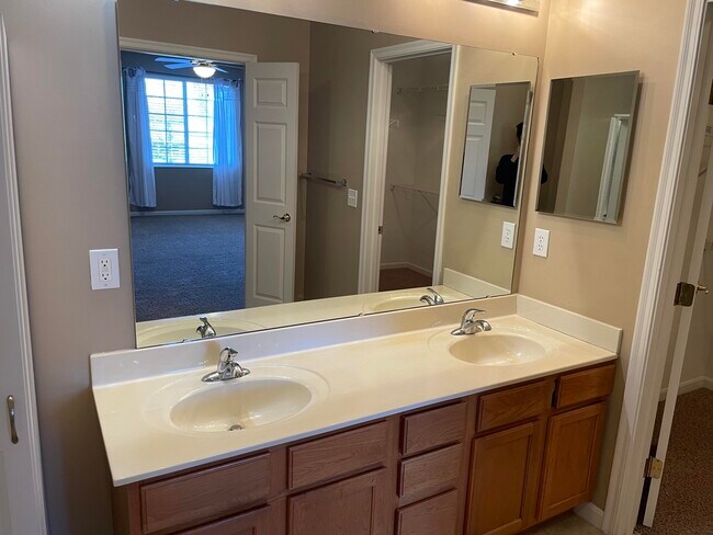 Building Photo - 1153 Fairman Way