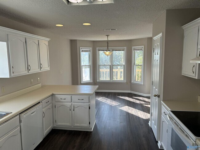 Building Photo - 550 Farmingdale Rd SE