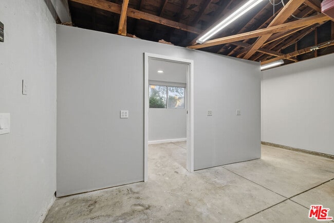 Building Photo - 10557 Reseda Blvd