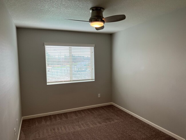 Building Photo - 1/2 1ST MONTHS RENT   AVAILABLE NOW.. Wond...