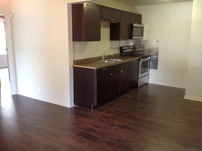 Building Photo - 206 Hub Ave