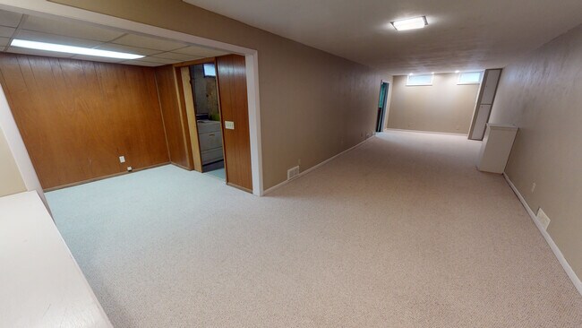 Building Photo - 5814 Meadowood Dr