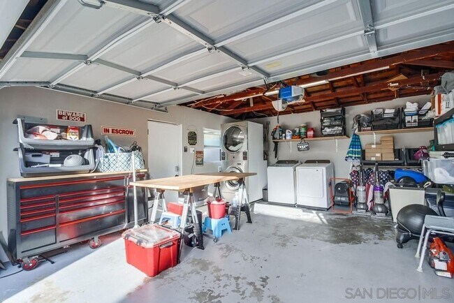 Building Photo - BEAUTIFULLY MAINTAINED AND UPDATED HOME W/JACUZZI, WASHER&DRYER