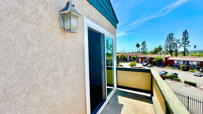 Building Photo - Darling, Upstairs, Corner-End Condo Unit i...