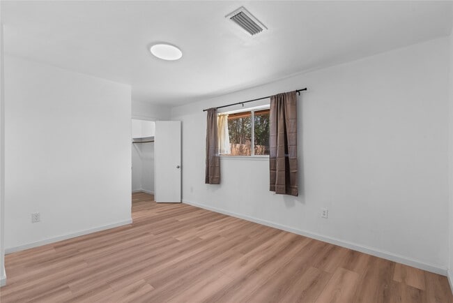 Building Photo - 5607 Viking Dr