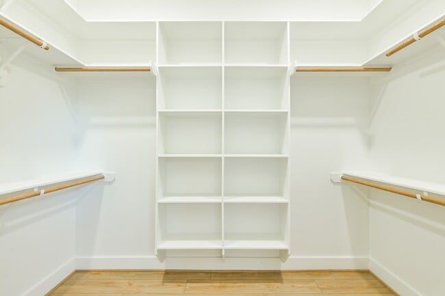 Building Photo - 162 Wallace St