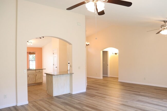 Building Photo - Three bedroom home in Canyon de Flores