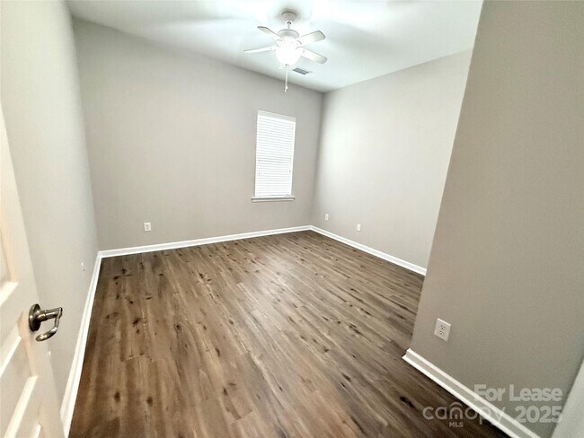 Building Photo - 2135 Ashley River Rd