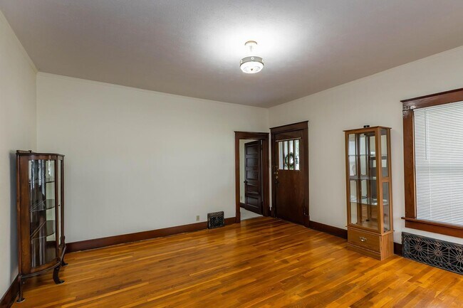 Building Photo - Charming Home - Close to Fort Riley