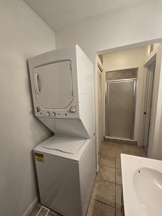 Building Photo - 811 Marvin St