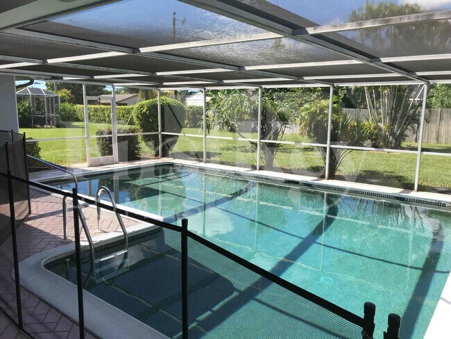 Building Photo - 3922 SE 2nd Ave