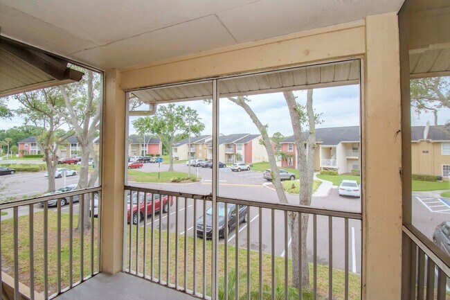 Building Photo - 1BR + Den Condo with Exclusive Move-In Incentive