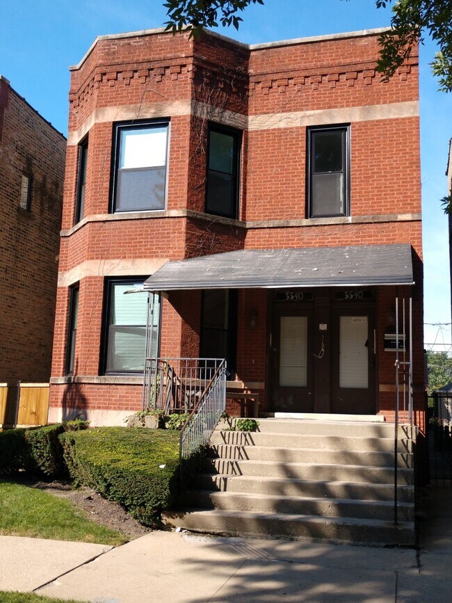 Primary Photo - 3540 N Claremont Ave
