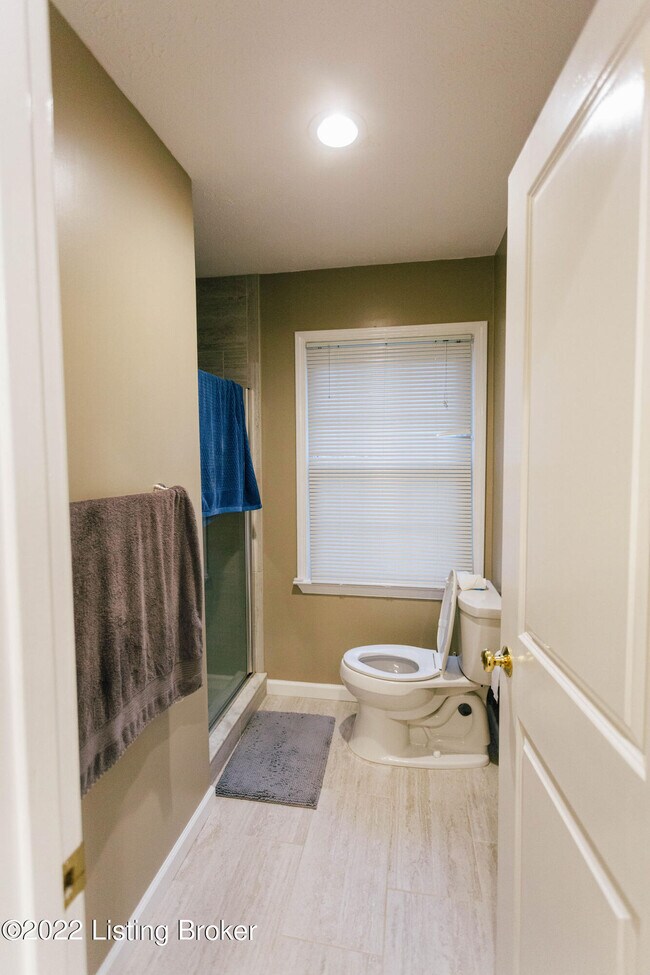 Building Photo - 2417 Ashwood Dr