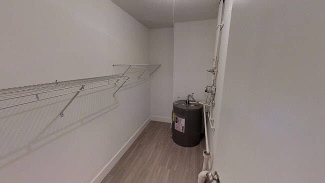 Walk In Closet - SomerStone Estates