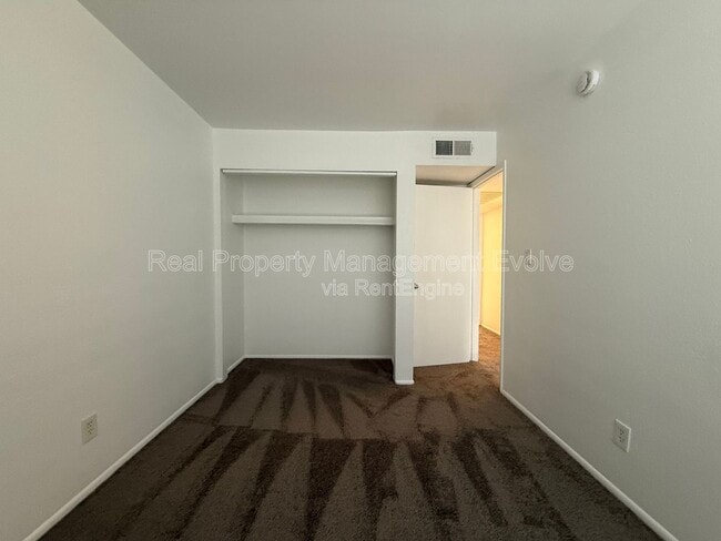 Building Photo - 3840 N 43rd Ave