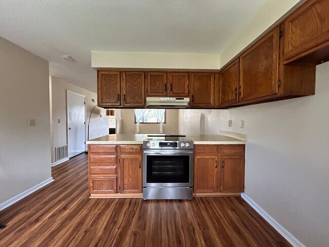 Building Photo - Recently Remodeled 2Bd/2Ba with Attached Garage in Longmont Duplex