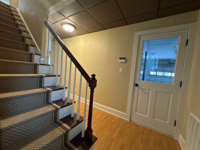 Building Photo - 3BR/3.5BA plus bonus Full-Brick Ranch with...