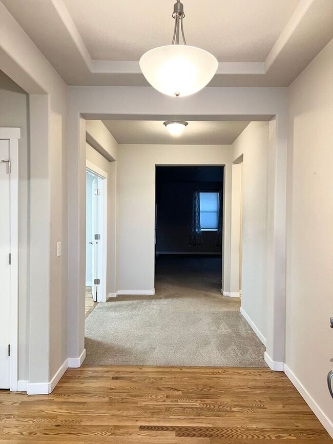 Building Photo - 5 Bedroom/4 Bathroom Ranch Style Home Loca...