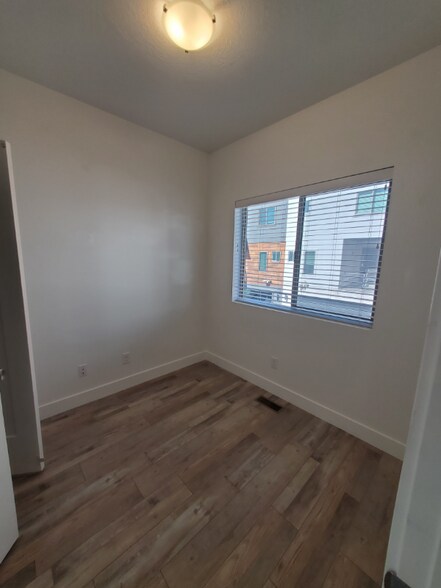 Building Photo - 2186 525 W
