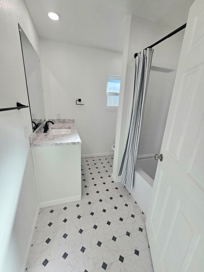 Building Photo - Calm Surrounds This Beautiful Cabin Home