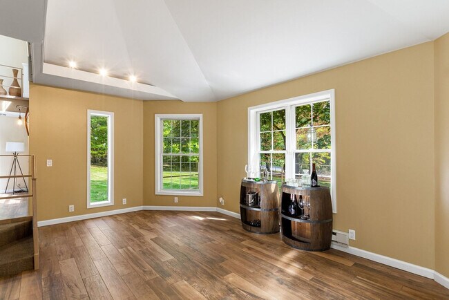 Building Photo - 338 Clove Rd