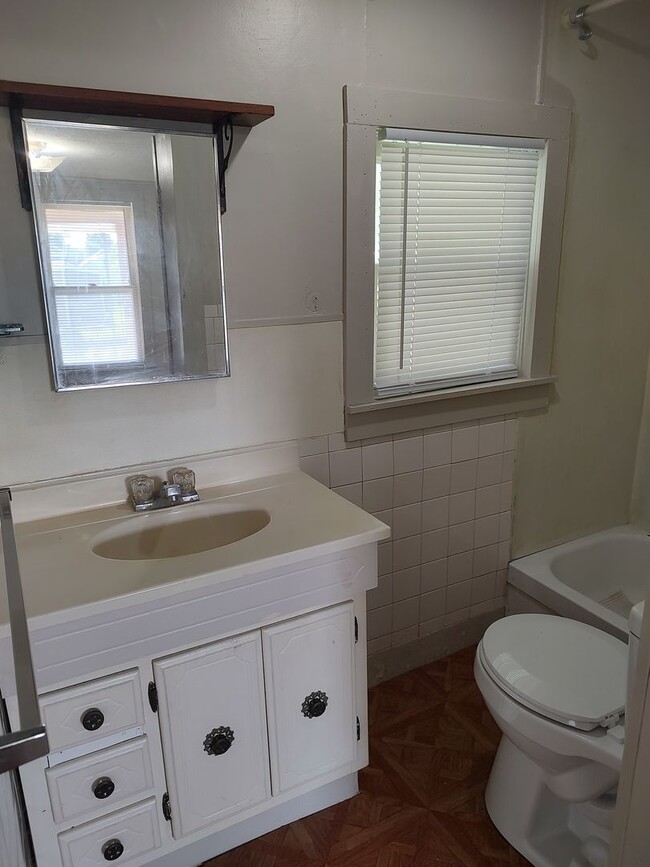 Building Photo - Charming 1-Bedroom Rental in the Heart of ...