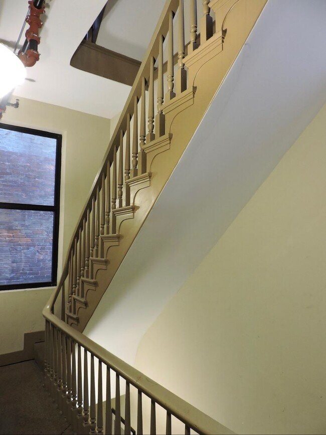 Building Photo - 641 Walnut St