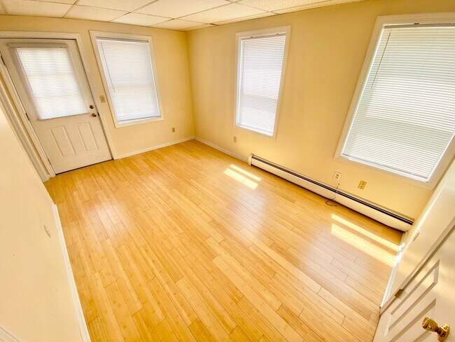 Building Photo - 3 Bedroom in Burlington w/ LAUNDRY, OFF STREET PARKING, STORAGE Available NOW!