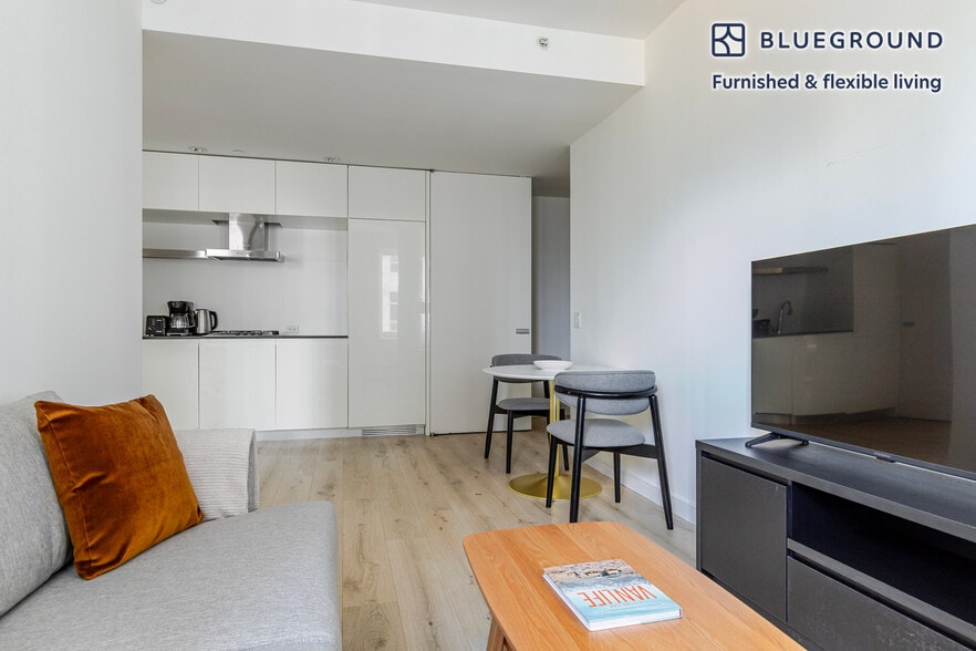 Building Photo - 70 W 45th St