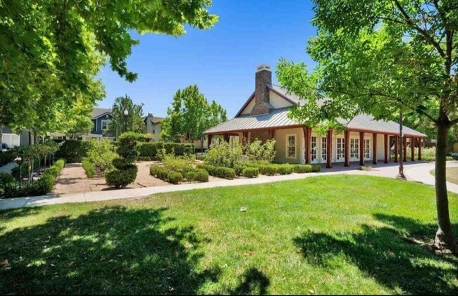 Building Photo - Stunning 3 Bedroom 2.5 Bath Town Home in p...