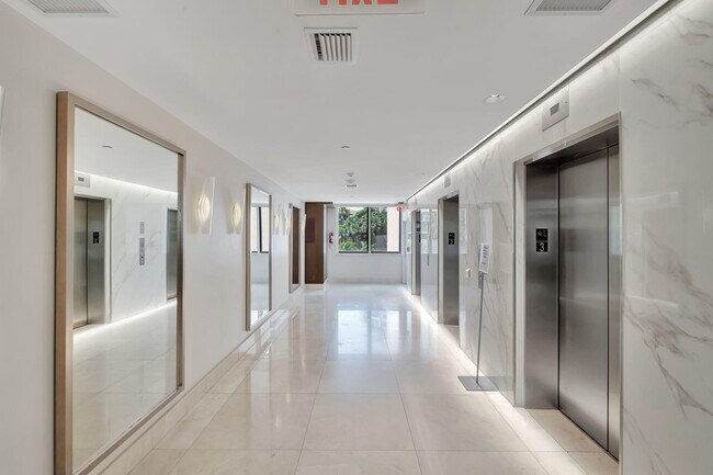 Building Photo - 540 Brickell Key Dr