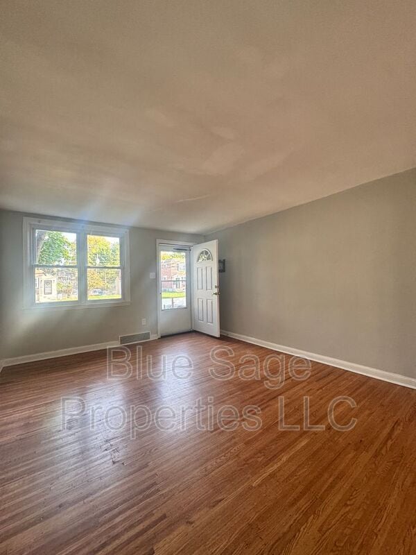 Building Photo - 2304 Bond Ave