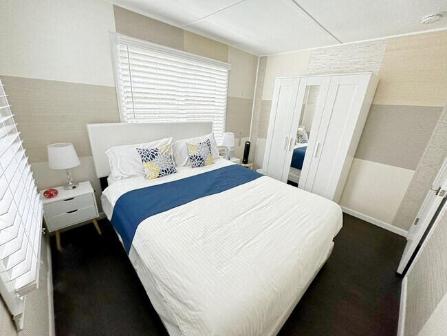 Building Photo - 835 NE 21st Dr