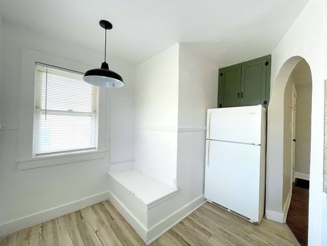 Building Photo - 112 N Plum St