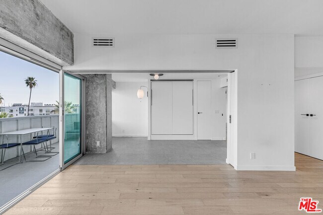 Building Photo - 7135 Hollywood Blvd