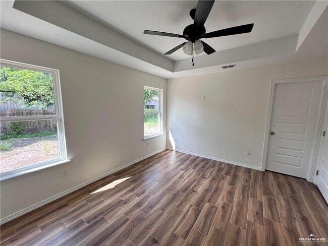 Building Photo - 11 E Llano Grande St