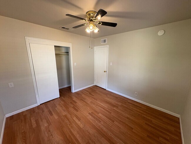 Building Photo - Charming Exeter Home Near Shopping Center ...